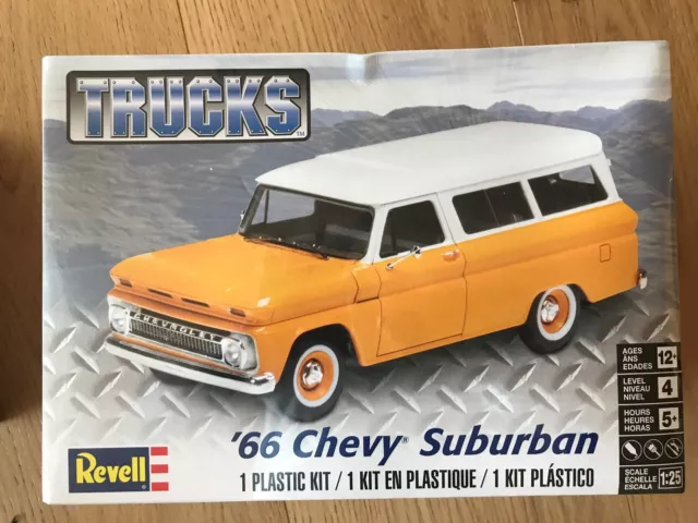 +++ Revell US Monogram 1/25 '66 Chevy® Suburban™ Plastic Model Kit 85-4409 14409