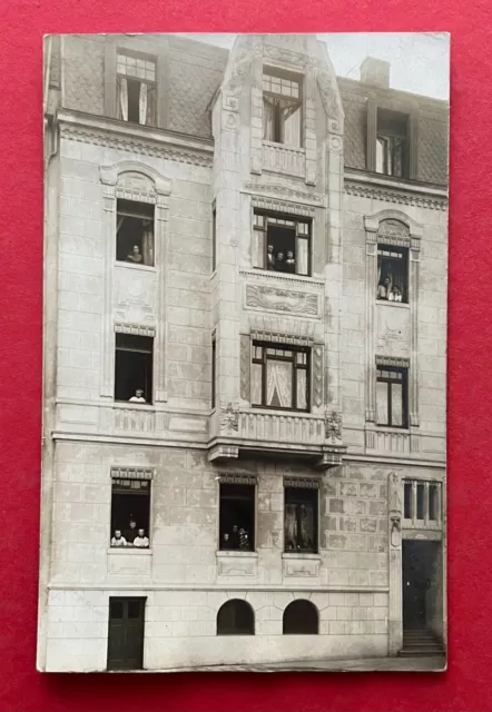 Foto AK BERLIN Waidmannslust ? um 1910 Wohnhaus mit Typen am Fenster   ( 126903