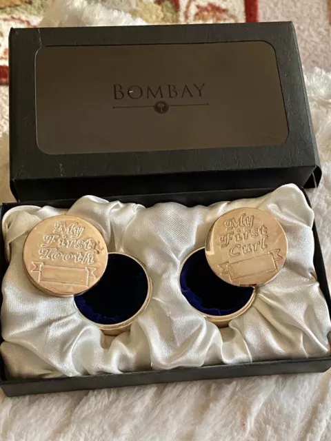 Ensemble de 2 conteneurs Bombay Company « My First Tooth My First Curl » neuf dans sa boîte 3