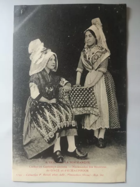 CPA - Coiffes et Costumes anciens - Normandes des Environs de Gacé