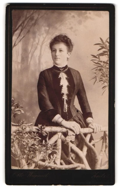 Fotografie Otto Wigand, Zeitz, Badstubenvorstadt 2, Bürgerliche Dame im taillie