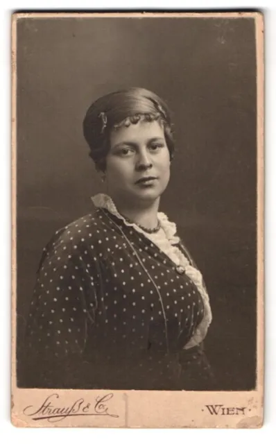 Fotografie Stauß & Co., Wien, Portrait junge Dame im gepunkteten Kleid