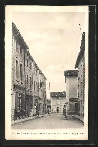 CPA Haute-Rivoire Rhône, Grande Rue, vue de la Place de l´Église