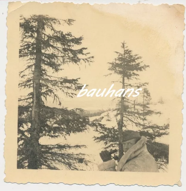 Foto Soldat-Wachposten- mit Feldstecher  2.WK (d545)