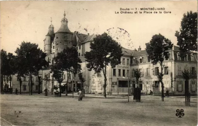 CPA DOUBS - MONTBÉLIARD - Le Chateau et la Place de la Gare (183046)