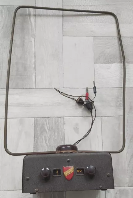 Antenne OC/PO/GO sur base métallique et deux boutons de réglage de 1948