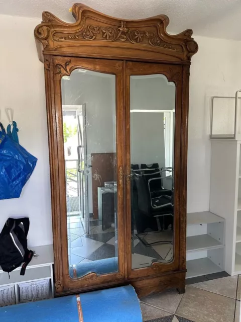 antiker Kleiderschrank mit Spiegeltüren