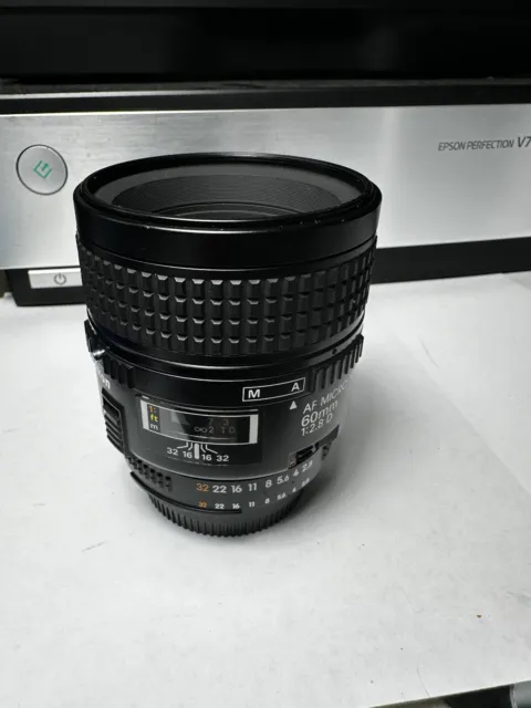 Nikon AF MICRO NIKKOR 60mm F2.8 D Macro Prime Lens w/caps