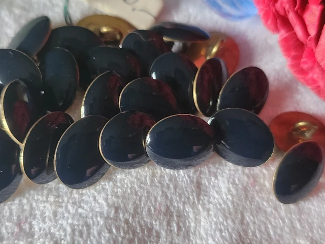 Ensemble de 5 boutons vintage Chanel rares en noir et or, 22 mm (Vendu) - Joli Closet
