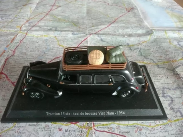 CITROËN Traction 15 Six Taxi de Brousse 1954 Universal Hobbies 1/43 sur Socle
