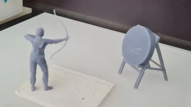 Figurine  femme archer avec cible au 1/43 en résine 3D à peintre