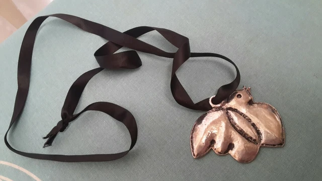 Pendentif Cacharel En Forme D'oiseau - Métal Argenté Mat - Occasion