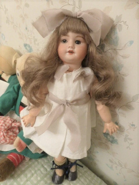 Adorable petite poupée SFBJ Paris 60 - 6/0 - 30 cm