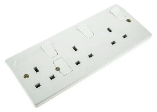 MK ELECTRIC MK white 3 Gang Switched Power Socket, Type G - British ...