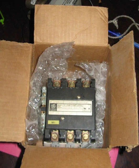 Square D 8910DPA73V09  3 pole 75 amp Definite Purpose Contactor