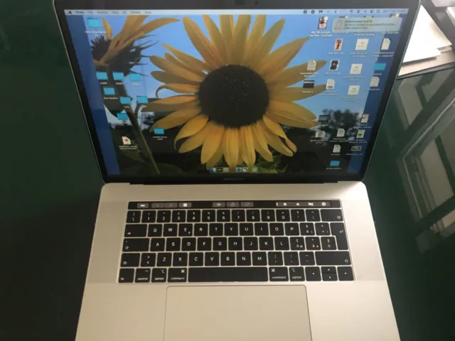 Apple MacBook Pro 2019 15,4" grigio i9-9880H 2,30 GHz 32 GB 512 G "Come nuovo"