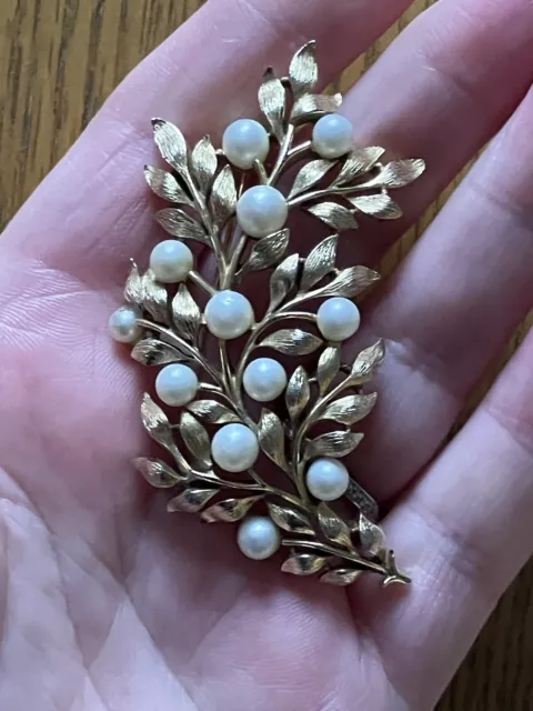 Striking Vintage Signed Trifari Brooch Faux Pearl And Leaf Plume Gold Tone