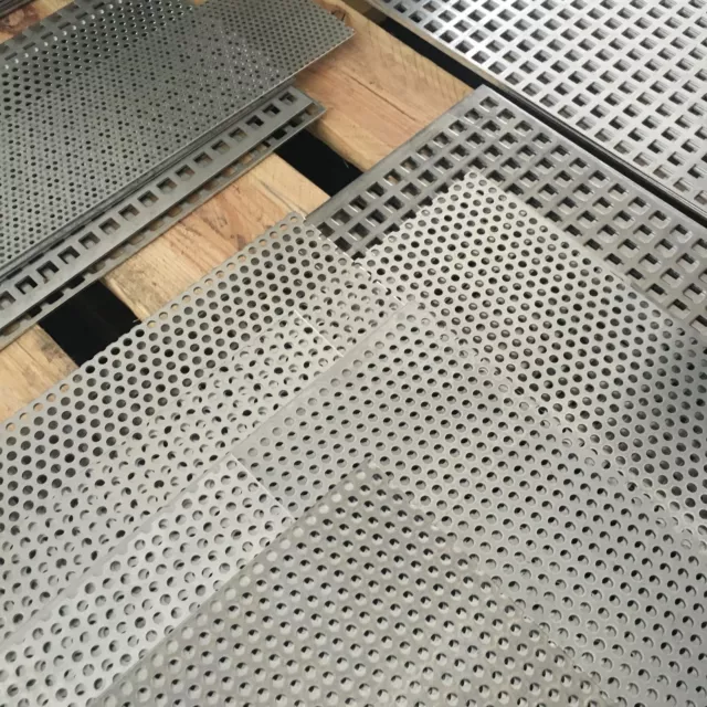 Lochbleche aus Aluminium und Stahl verzinkt, Individuelle Zuschnitte auf Maß