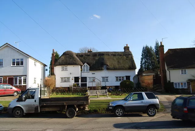 Photo 6x4 Thatched & weatherboarded cottage, High St, Yalding Congelow We c2009
