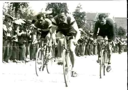 Lot De 7 Photos Presse Tour De France 1956 – Walkowiack, Anquetil, Hassenforder