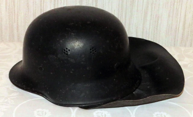 Alter Feuerwehr-Stahlhelm mit Nackenschutz und Kinnriemen * 2. Weltkrieg WW2 WK2
