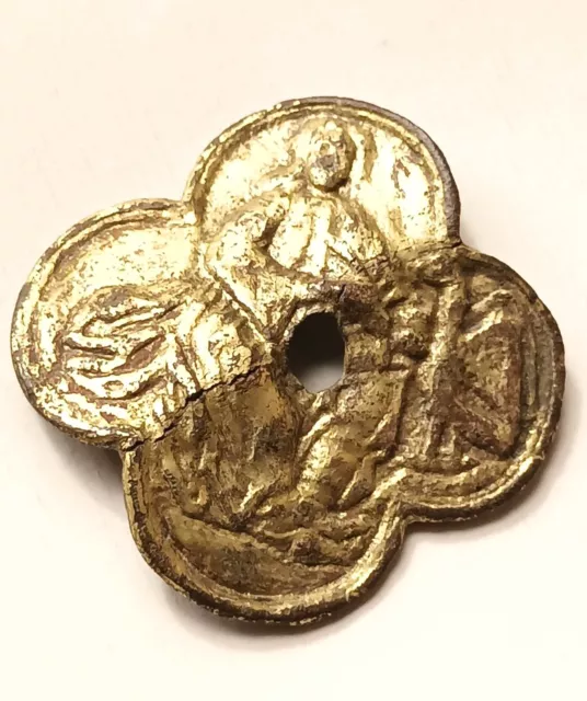 Période médiévale ,Très belle applique en cuivre doré , quadrilobe.