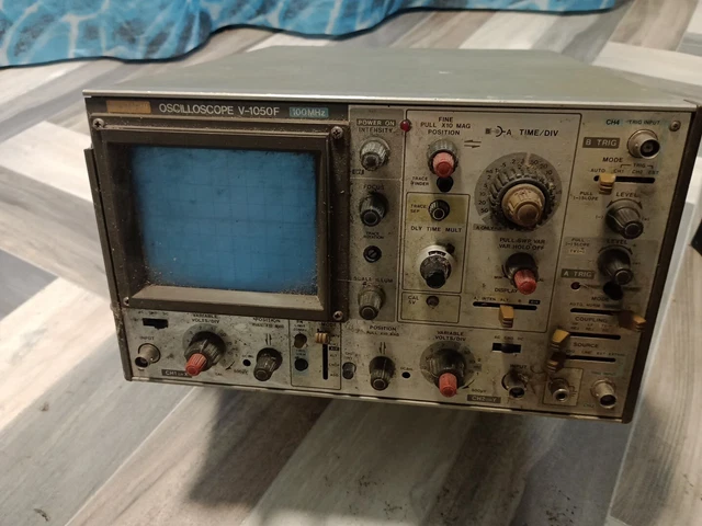 Hitachi Analogue Oscilloscope. 2