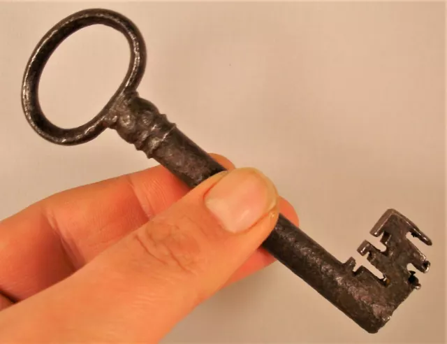 Antique iron skeleton key Clef Schlüssel llave, Nord Italia, XVII Secolo