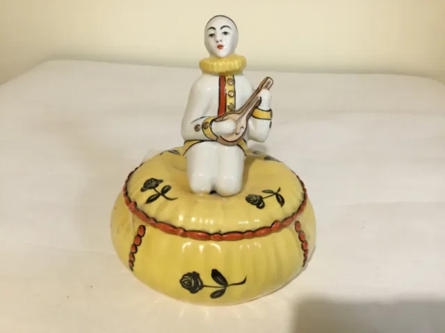 bonbonniere en porcelaine de Limoges pierrot musicien