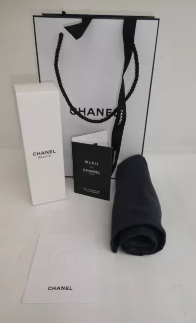 Bleu Petite serviette éponge Bleu Chanel beauté homme + 1 tube d’eau de parfum