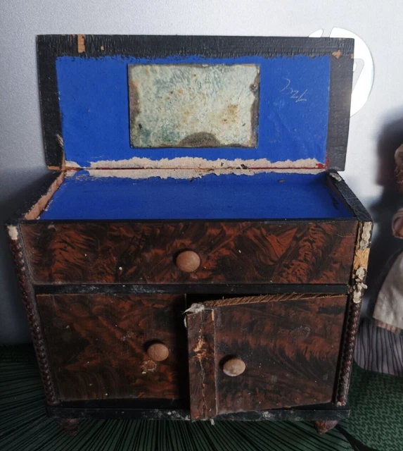 UNE COLLECTION DE 19 Meubles De Junco Pour Maison De Poupées. Le Xixe