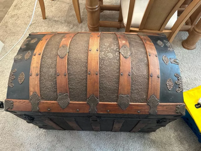 ANTIQUE VICTORIAN STEAMER hump back Trunk Chest Camel back in original