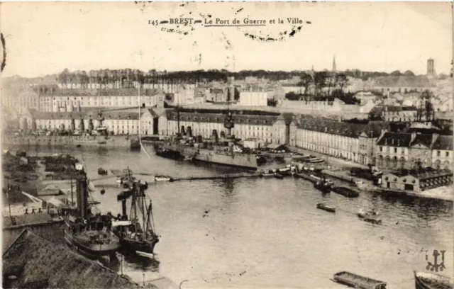 CPA BREST - Le Port de Guerre et la Ville (252535)