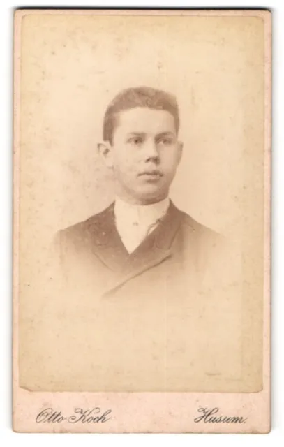 Fotografie Otto Koch, Husum, Süderstr. 152, Junger Herr im Anzug mit Krawatte