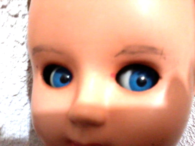 Poupée ancienne à tête d'étain ! Yeux en verre marron. Fait