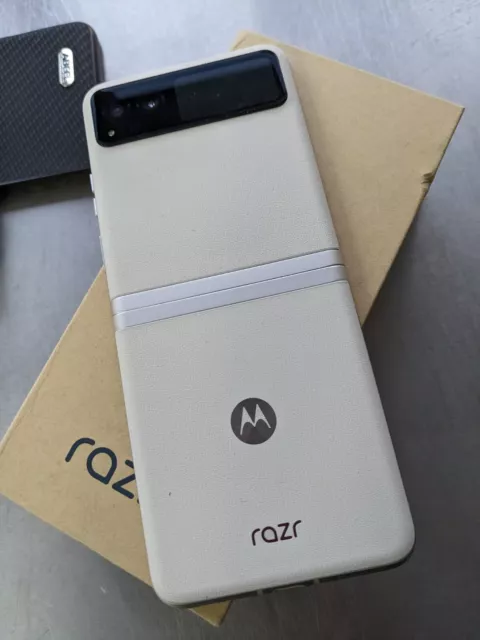 Motorola Razr 40 Cream