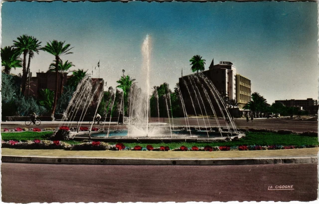 CPA AK MAROC - Marrakech - Le rond-point Leclerc et l'Hotel Menara (92818)