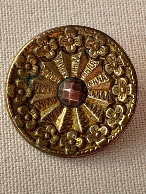 Bouton très ancien, de collection,17 mm,  cuivre, clou central et roue 12 fleurs