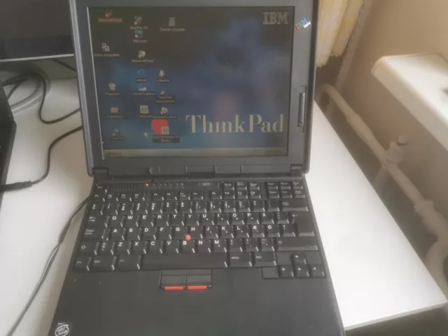 Computadora portátil portátil retro vintage años 90 IBM Thinkpad 380e que funciona con Windows 95