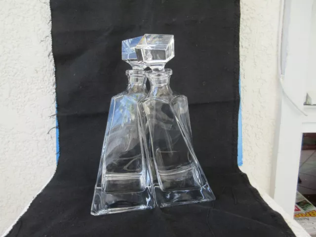 Magnifique paire de carafes à whisky en cristal design entrelacée