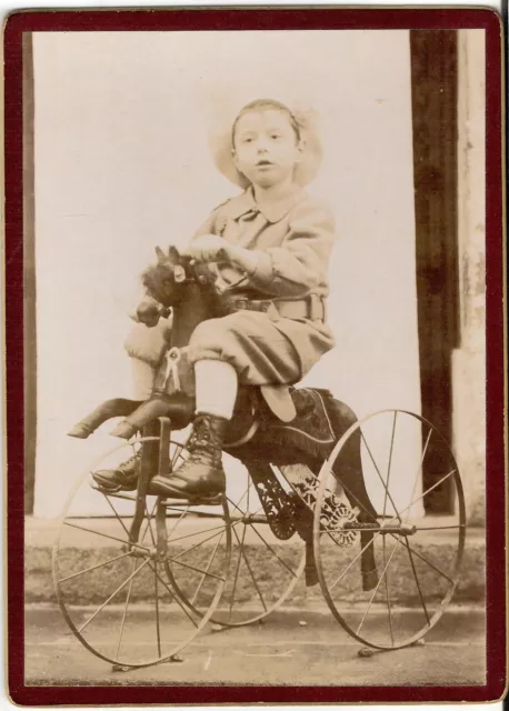 Großes CAB photo Kleiner Junge auf einem Pferd mit großen Rädern - um 1900