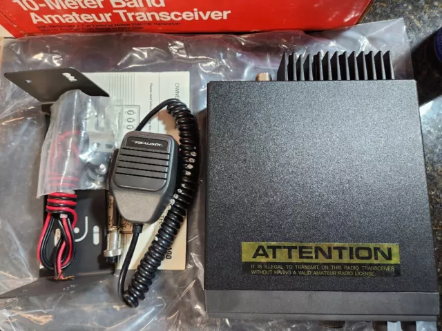 Radio Shack Realistic HTX-100 10 Meter Amateur Radio, Box With Accessories. Radio Shack Realistic HTX-100 10 Meter Amateur Radio, Box With Accessories.