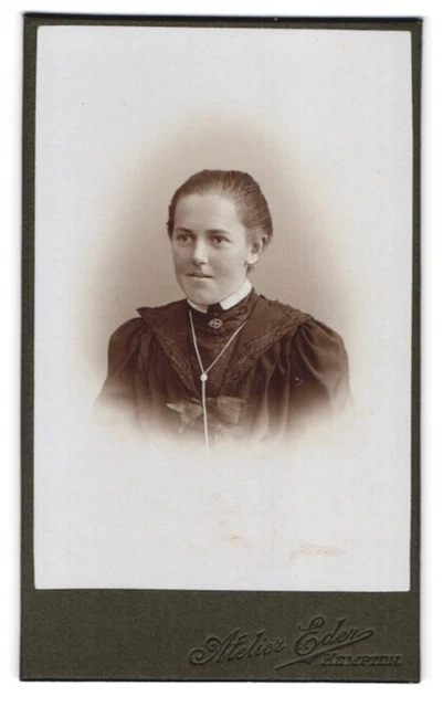 Fotografie Atelier Eder, Kempten, Junge Frau in hochgeschlossenem Kleid und mit