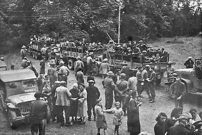 WW2 Réfugiés français dans les camions américains à Avranches 