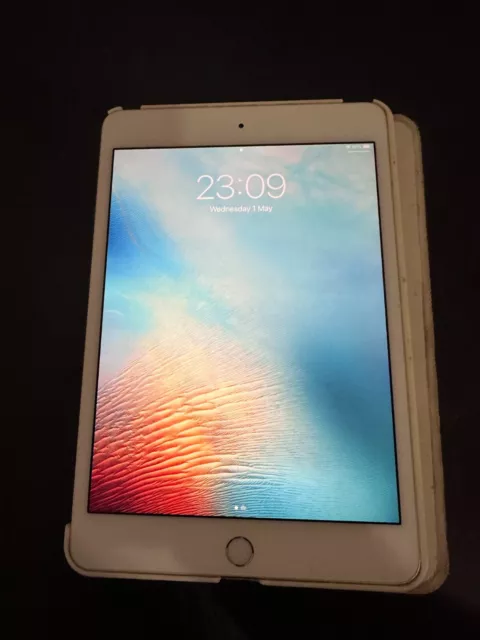 Apple iPad mini 4 128GB, Wi-Fi, 7.9in - Silver - Excellent condition