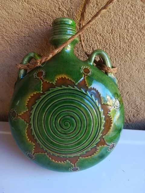 Décoration pour extérieur : ancienne petite jarre en terre cuite lisse