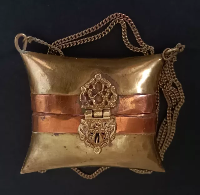 Ancienne jolie petite minaudière en laiton doré et cuivre des années 30