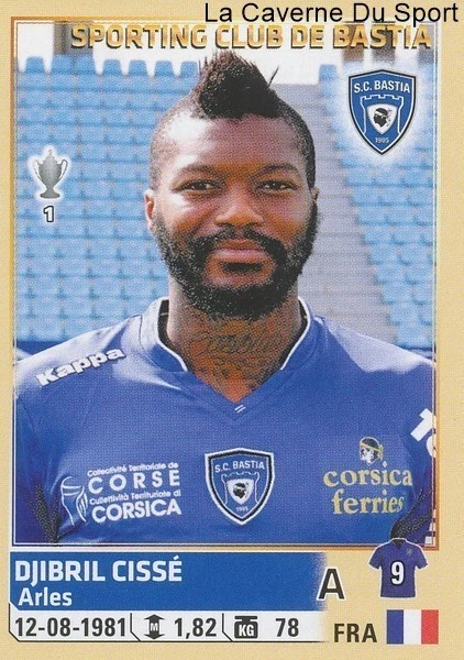 l'attaquant international d'Auxerre Djibril Cissé est à terre à... News