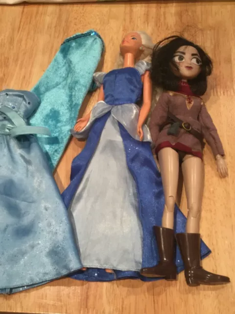 Elsa & Anna di Disney Frozen e due abiti