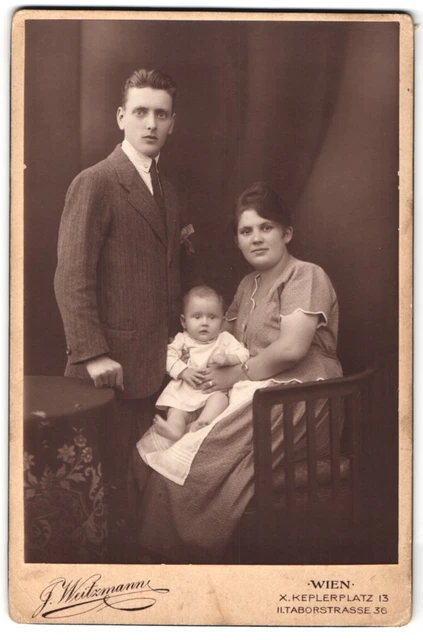 Fotografie J. Weitzmann, Wien, Keplerplatz 13, Portrait bürgerliches Paar mit K